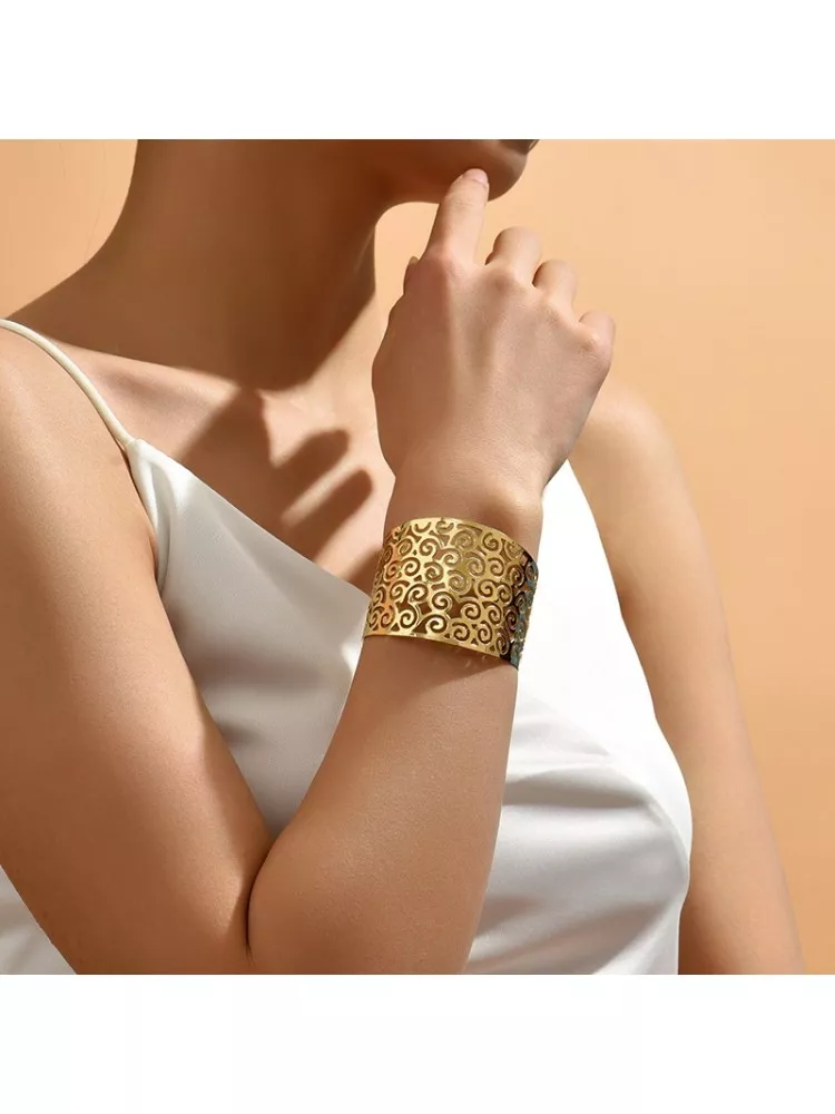 DesignB - Bracciale rigido dorato avvolgente con design effetto fuso