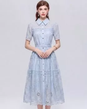 Modella frontale indossa abito blu A-line con maniche corte e cintura