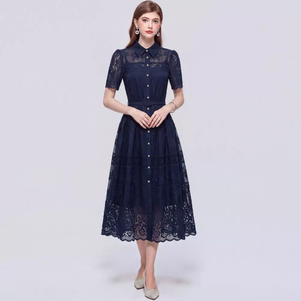 Abito blu navy con maniche corte in tessuto ricamato, modello elegante da donna, vista frontale