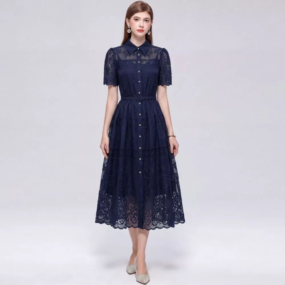 Vista posteriore dell'abito midi blu navy con maniche corte e cintura in vita