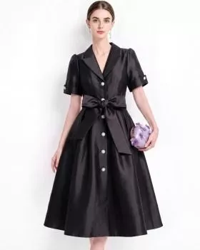 Abito nero donna modello a-line con maniche corte e cintura in vita fotografato frontale