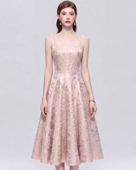Modella con abito rosa chiaro senza maniche, linea ampia, sfondo grigio chiaro