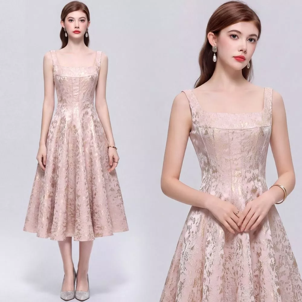 Dettaglio scollo quadrato e tessuto jacquard oro rosa dell'abito