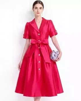 Abito longuette rosa-red con maniche corte, colletto a revers e chiusura monopetto visto frontalmente