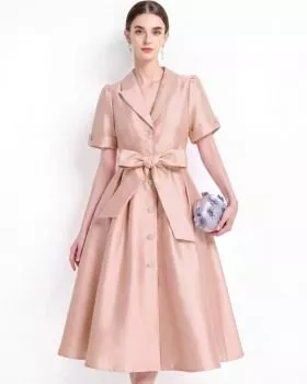 Abito longuette rosa con maniche corte e gonna ampia indossato visto fronte