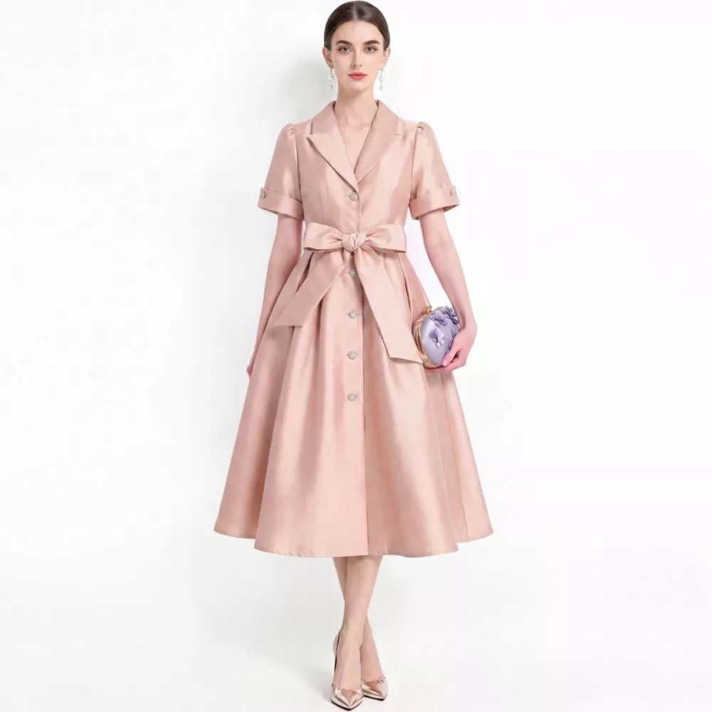 Retro abito longuette rosa con maniche corte e gonna ampia su modella