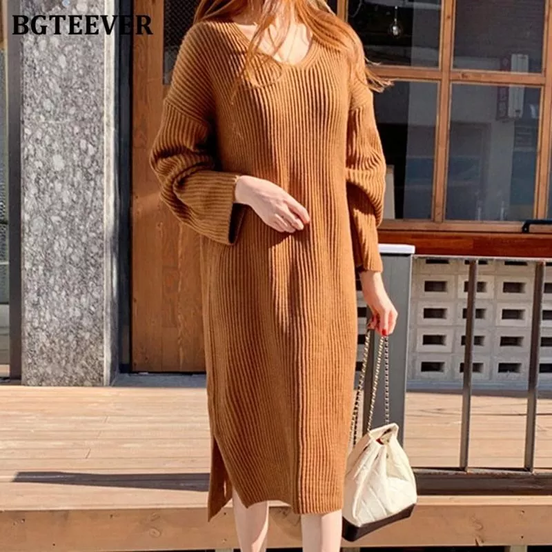 Abito lungo marrone manica lunga con scollo a V e tessuto a costine indossato da donna