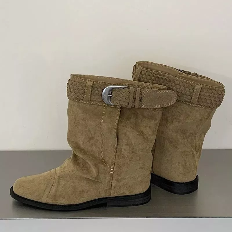 Anfibi beige in materiale sintetico con cinturino intrecciato visti di lato