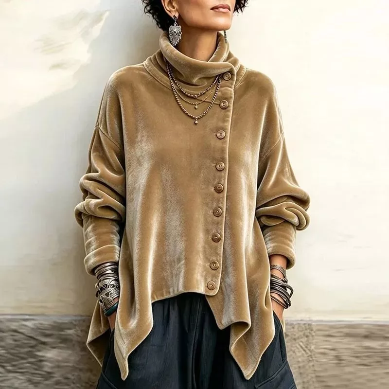 Blusa velluto beige con collo alto e bottoni asimmetrici vista frontale