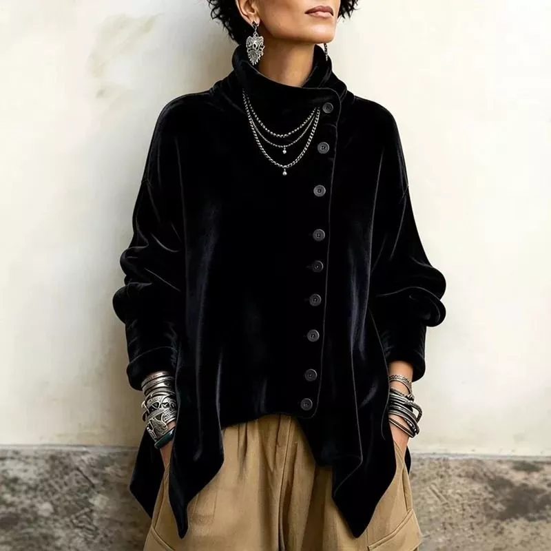 Blusa velluto nero con collo alto e bottoni asimmetrici vista frontale