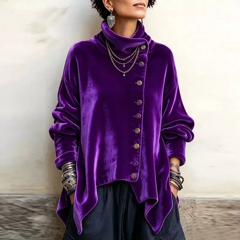 Blusa velluto viola con collo alto e bottoni asimmetrici vista frontale