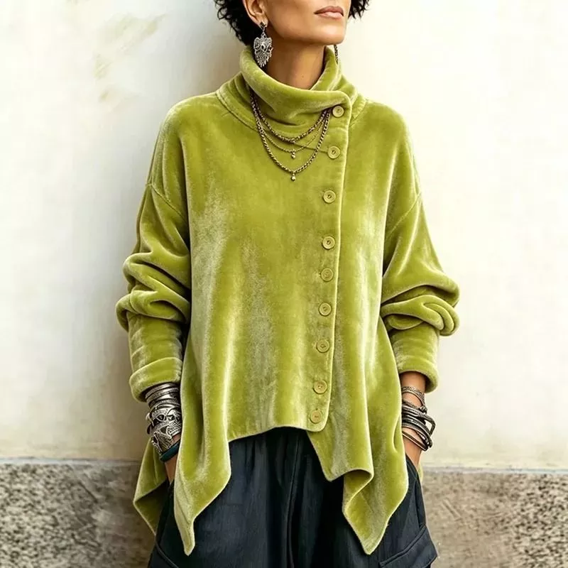 Blusa velluto verde chiaro con collo alto e bottoni asimmetrici vista frontale