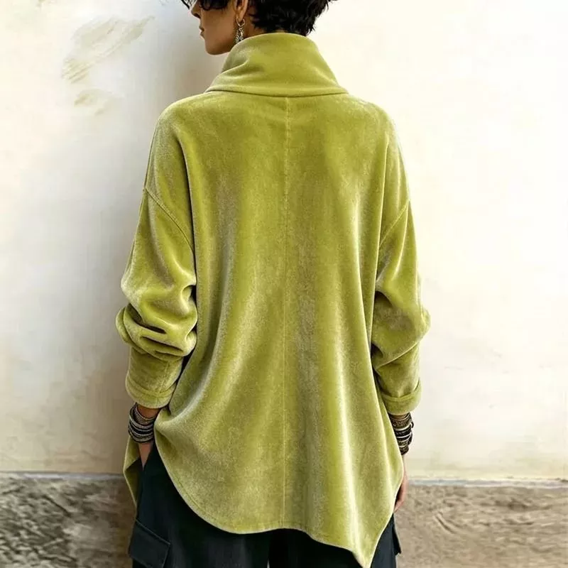 Dettaglio posteriore blusa velluto verde chiaro con collo alto
