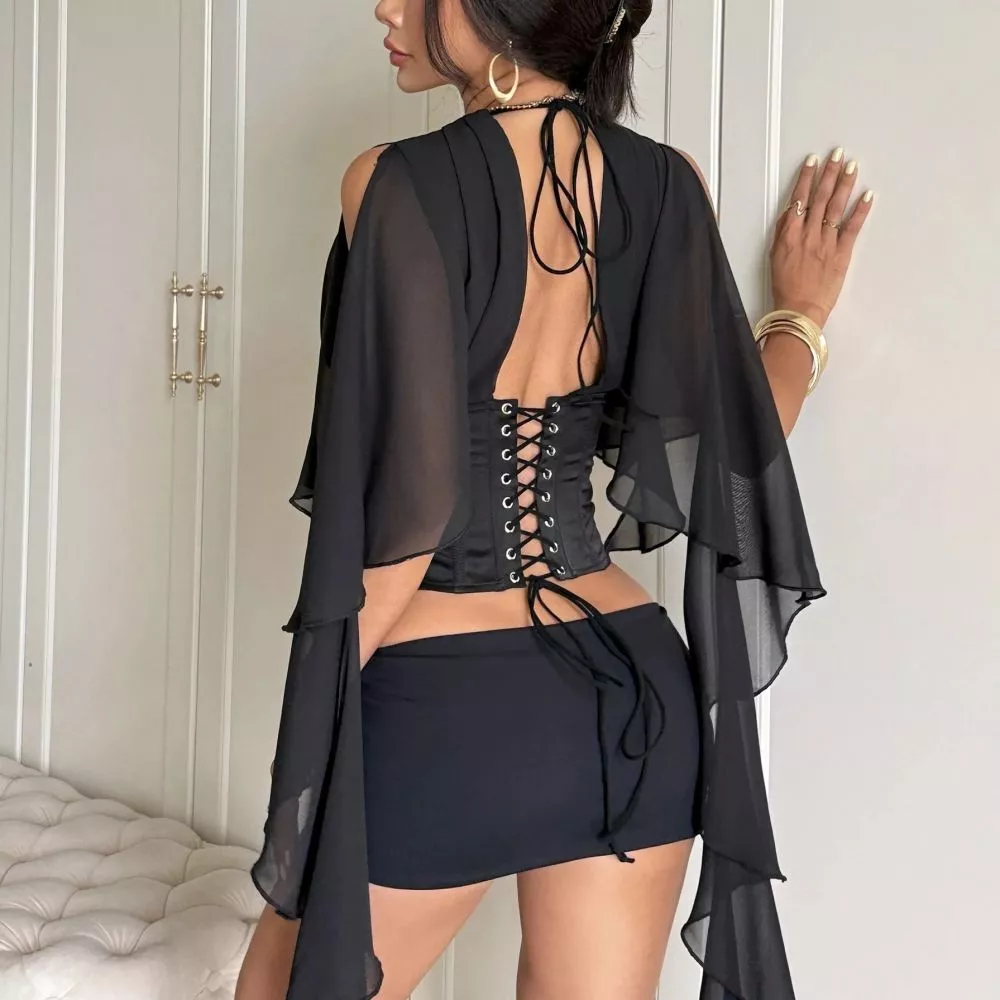 Visuale posteriore blusa nera con corsetto e laccetti sulla schiena e maniche volant