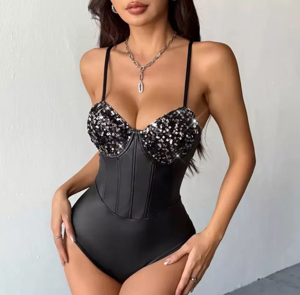 Body donna nero con paillettes sulle coppe, vista frontale