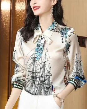 Vista frontale camicia da donna beige con stampa navi e fiocco al collo