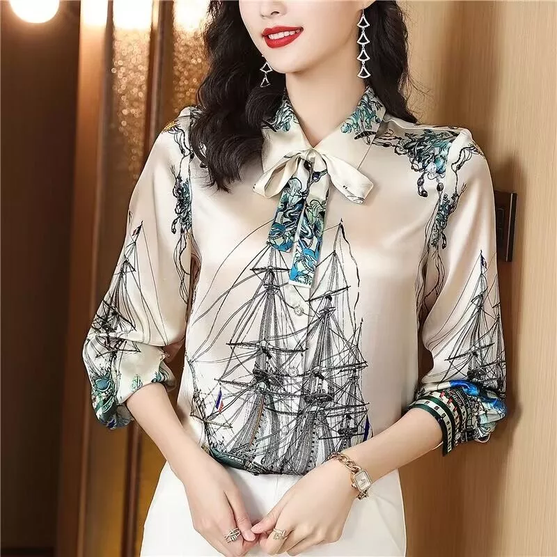 Copertura completa della camicia con stampa nautica e dettagli floreali