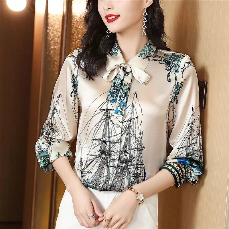 Vista laterale camicia elegante donna con stampa navi