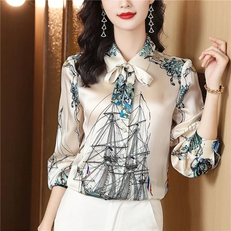 Vista frontale camicia da donna con polsini e fiocco al collo