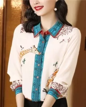 Camicia donna con fantasia giraffe e maniche lunghe indossata, vista frontale ravvicinata