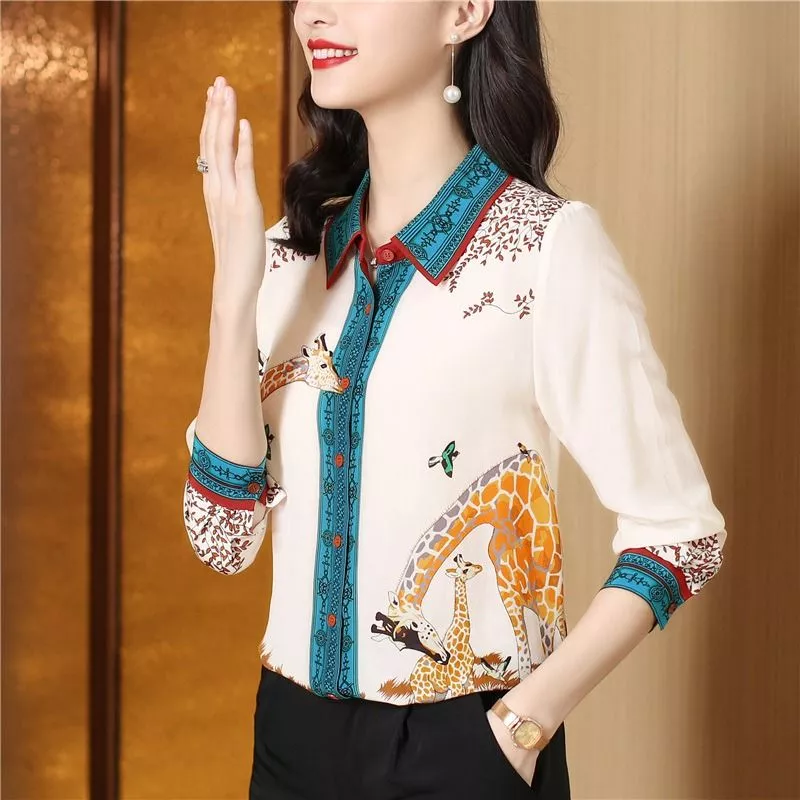 Profilo laterale camicia giraffe con maniche lunghe arrotolate