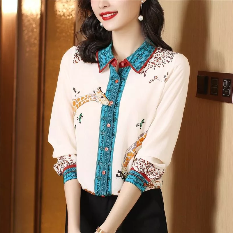 Camicia fantasia giraffe vista frontale con maniche ripiegate