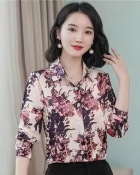 Donna con camicia a maniche lunghe floreale davanti