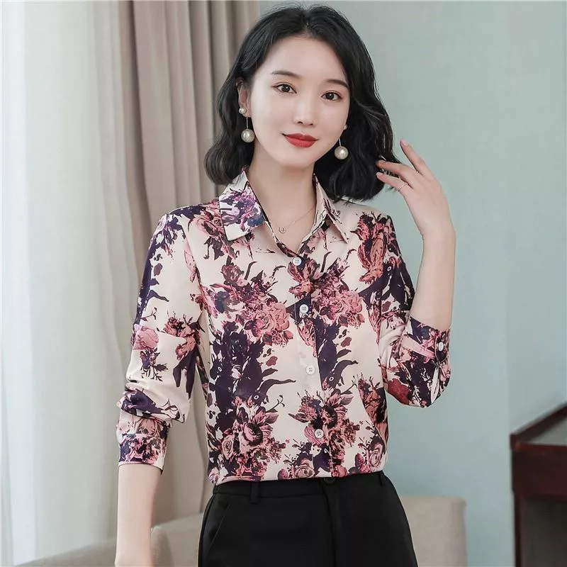Primo piano sulla donna con camicia a motivi floreali