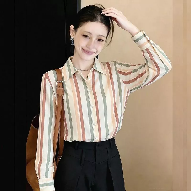 Dettaglio camicia rigata con collo e polsini chiusi