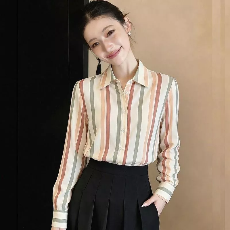 Vista frontale camicia linea slim con righe verticali