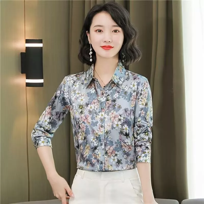 Dettaglio camicia donna con maniche lunghe e fantasia floreale