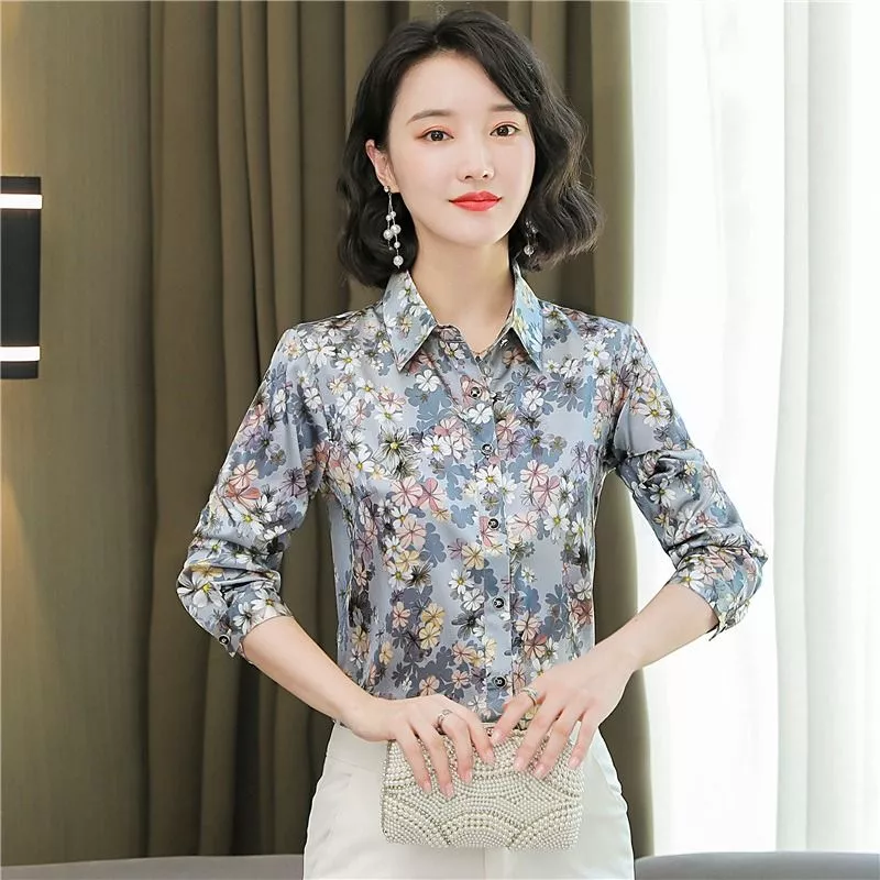 Primo piano camicia floreale donna con chiusura a bottoni
