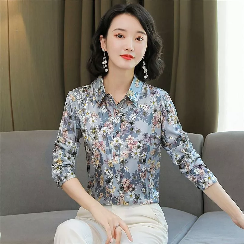 Donna indossa camicia floreale vista frontale e posteriore