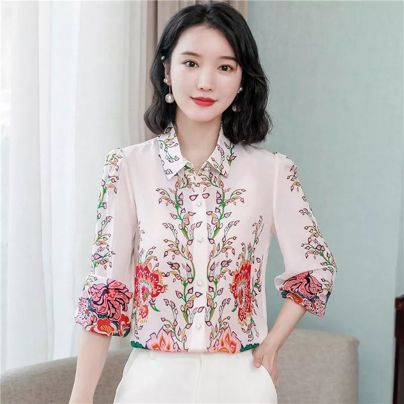 Vista posteriore della camicia con stampa floreale multicolore