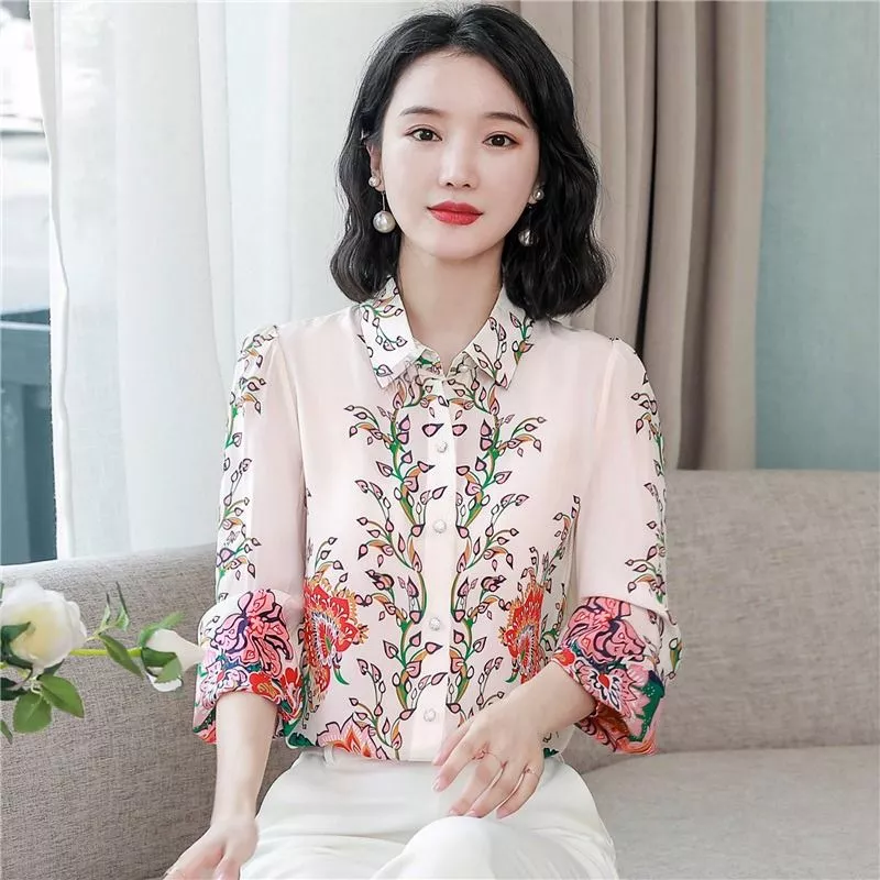 Modella con camicia dai dettagli floreali in ambiente interno, vista da pi&ugrave; angolazioni