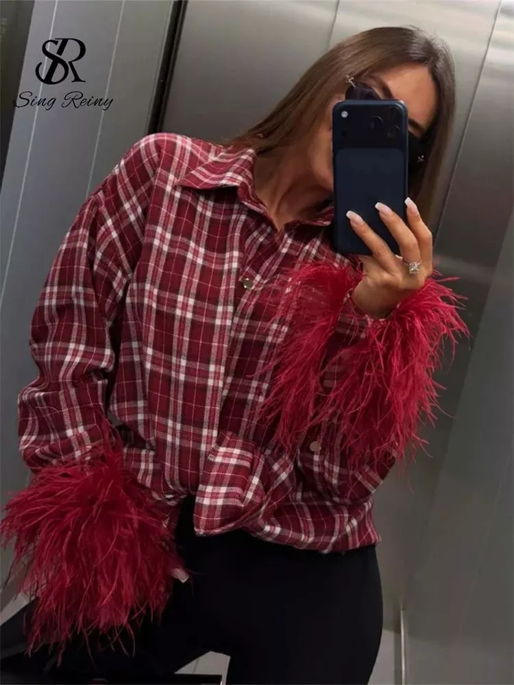 Camicia donna a quadri bordoeux maniche con piume indossata in ascensore