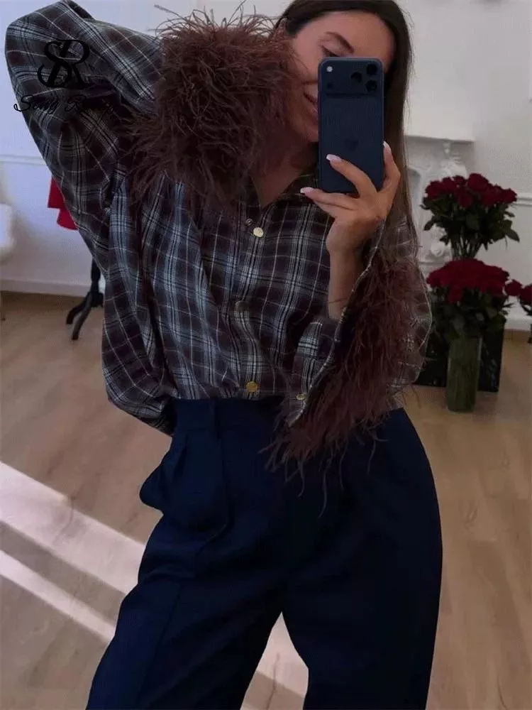 Camicia donna a quadri marrone con maniche piumate indossata con pantaloni blu