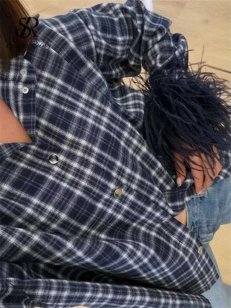 Camicia donna marrone a quadri con maniche più piumate indossata con jeans
