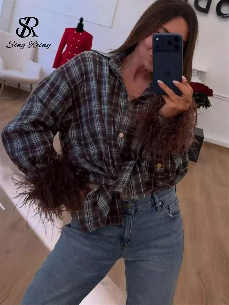 Camicia donna marrone a quadri con maniche piumate e bottone chiuso al polso