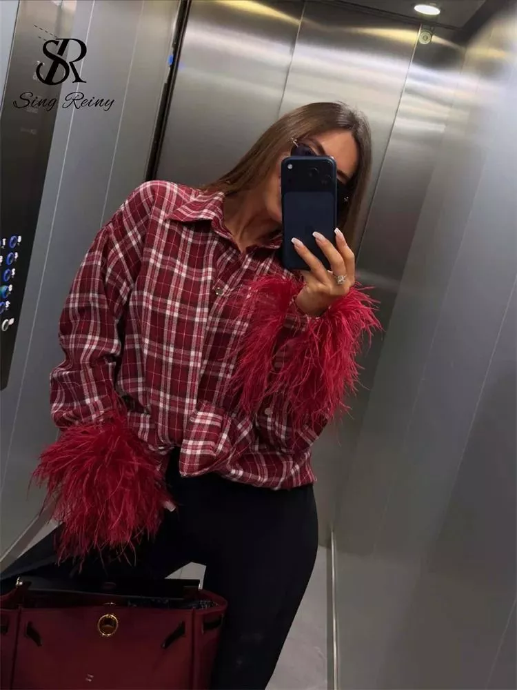 Camicia donna bordoeux a quadri con maniche piumate scattata su specchio