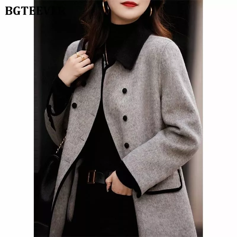 Modella indossa cappotto grigio chiaro donna con collo a contrasto nero e bottoni doppi neri