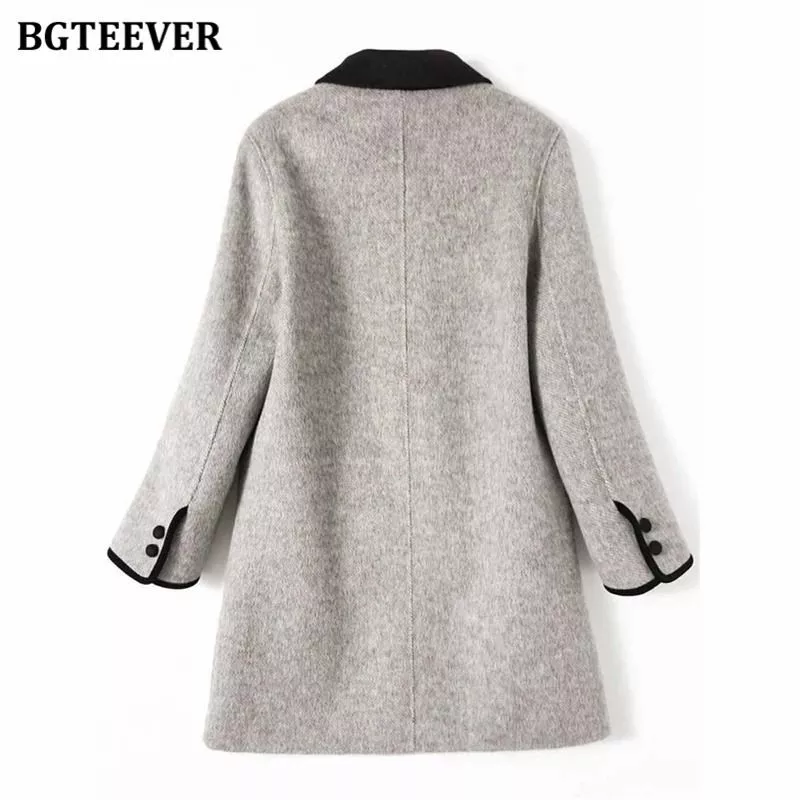 Vista posteriore cappotto donna grigio chiaro con collo e bordi neri a contrasto