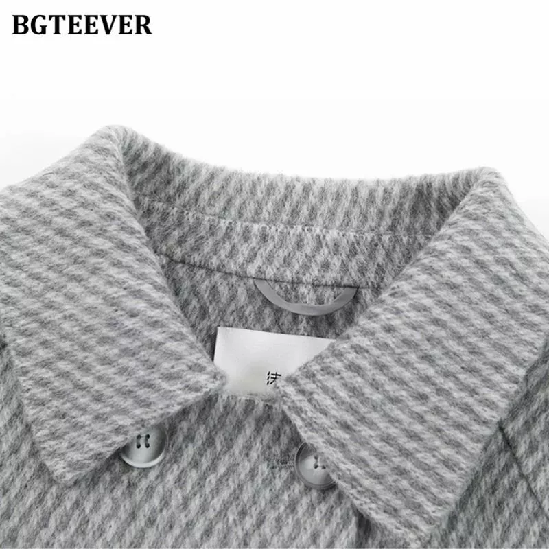 Dettaglio colletto e bottoni tono su tono del cappotto donna grigio