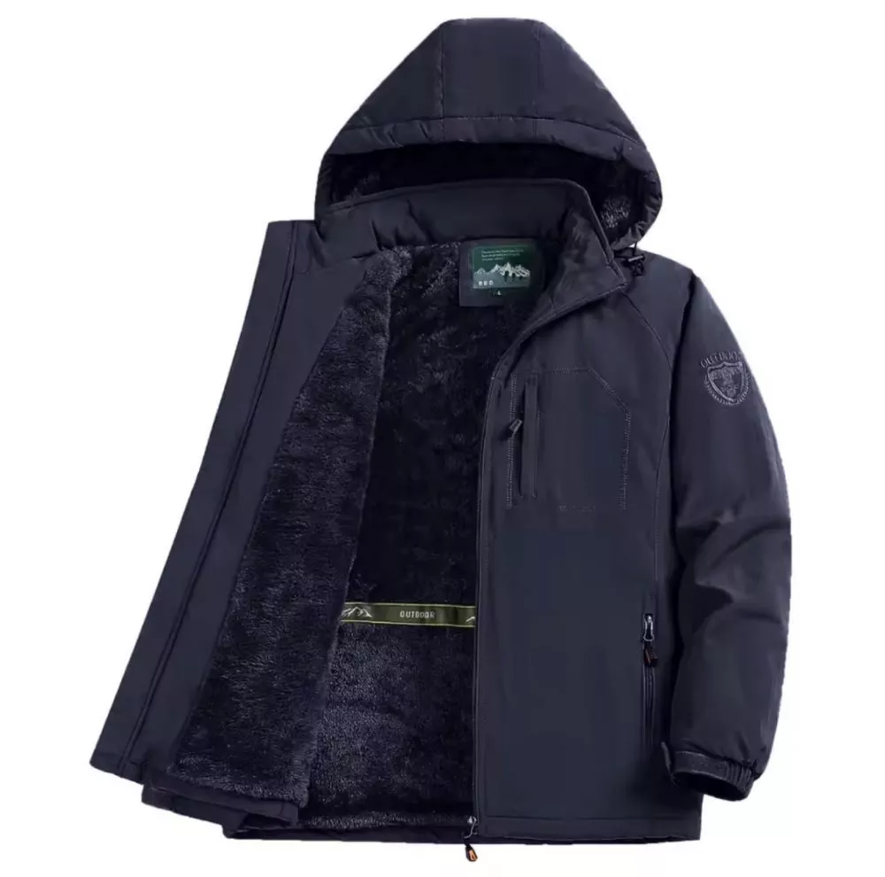 Dettaglio cappotto uomo nero con cappuccio e pelliccia sintetica interno, vista frontale chiuso