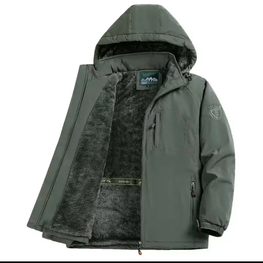 Cappotto verde imbottito da uomo con cappuccio e interno in pelliccia sintetica aperto mostra dettaglio