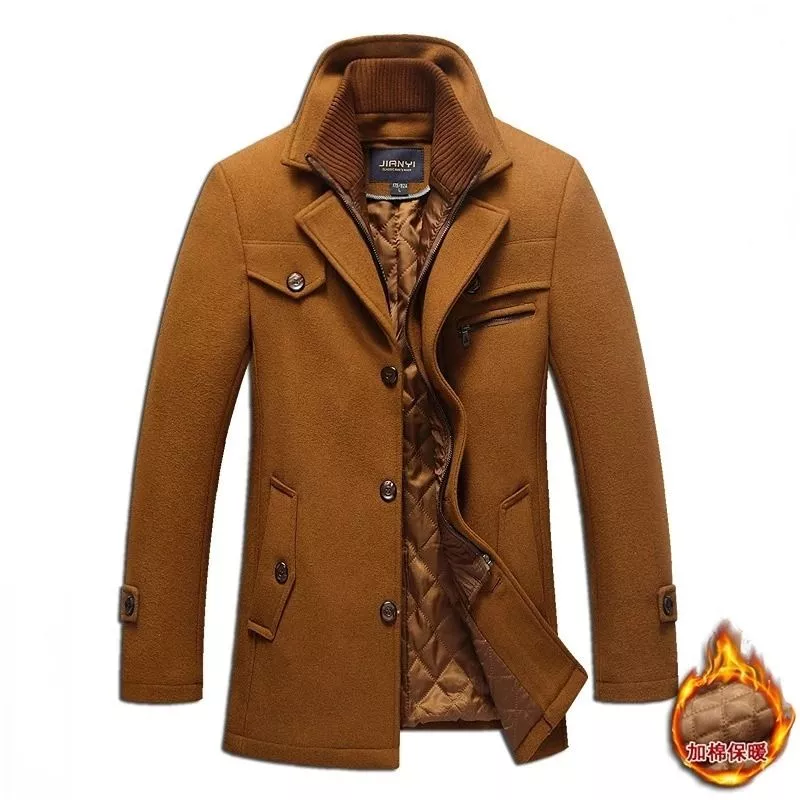 Cappotto uomo marrone aperto con interno imbottito e tasche