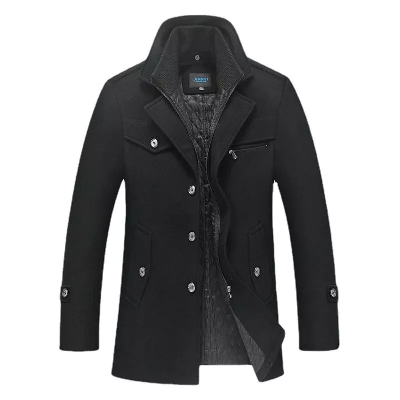 Cappotto uomo nero con dettaglio colletto e tasche con zip