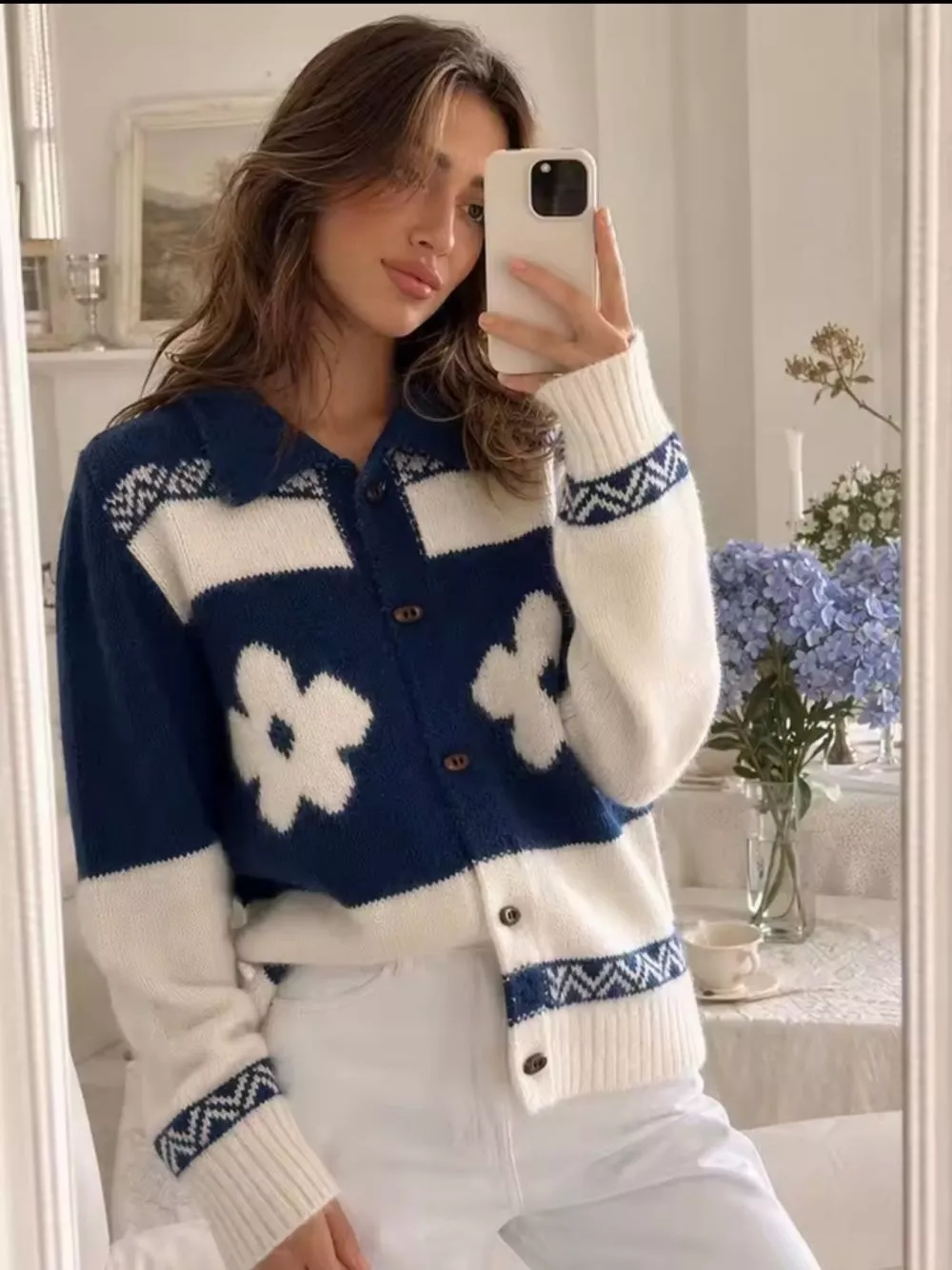 Cardigan donna blu navy con motivi floreali bianchi, collo classico e bottoni, vista frontale