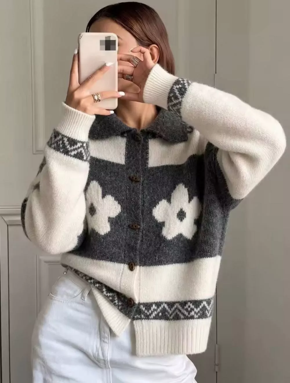 Cardigan donna grigio chiaro con motivi floreali bianchi e collo classico, vista frontale