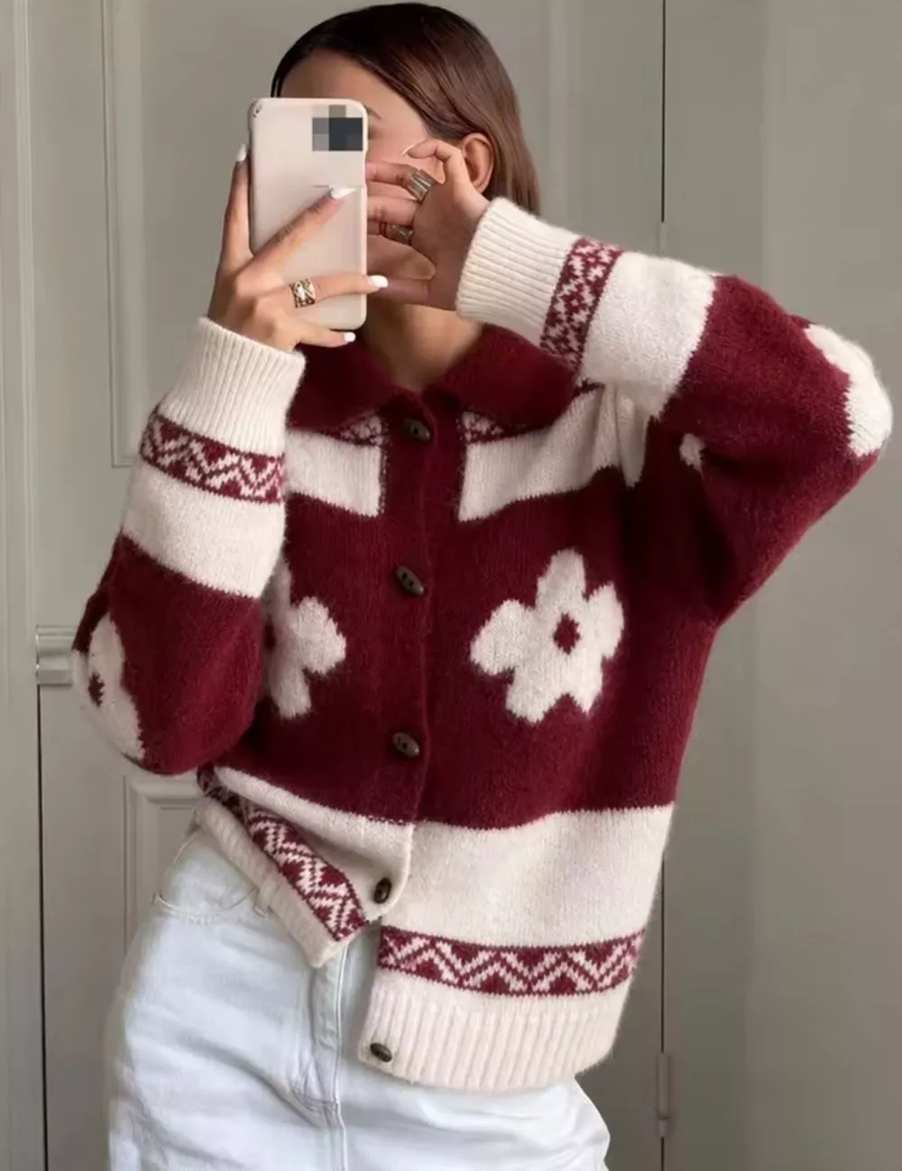 Cardigan donna rosso vino con motivi floreali panna, collo classico e bottoni, vista frontale
